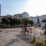 ...e un gabbiotto sono tra i pochi testimoni rimasti dell�attivit� del rigattiere di San Cataldo